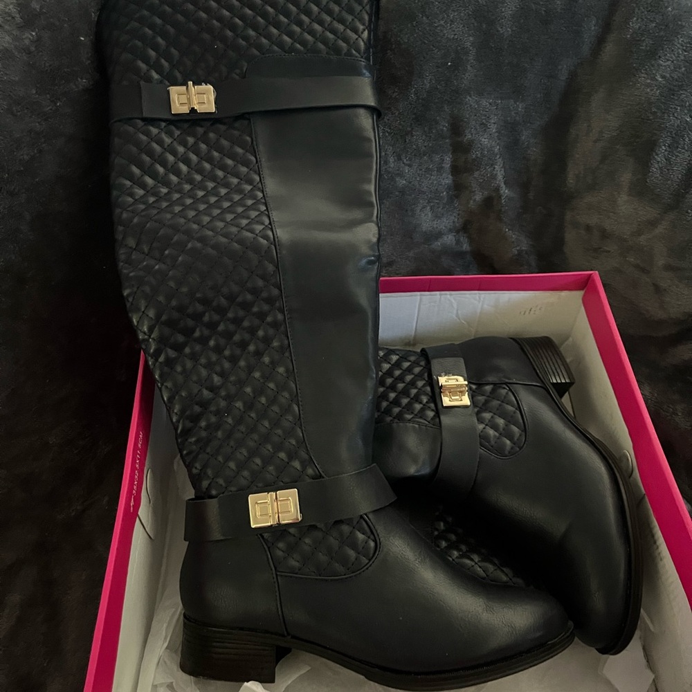 Size 7 tall Navy boots.